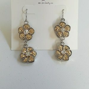 Silver flower dangling earrings